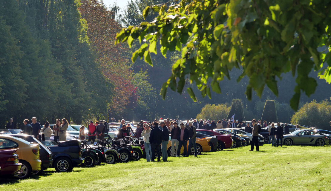 Rassemblement de voitures et motos anciennes sur la pelouse du Parc du Vert-Bois