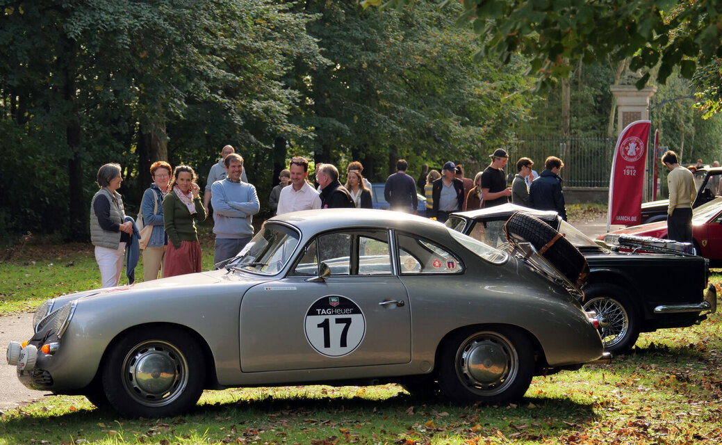 Porsche 356 et automobiles de collection sur la pelouse, visiteurs en arrière-plan