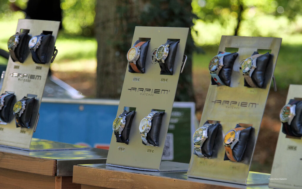Présentoirs de montres Arpiem Watches sur un stand partenaire en plein air